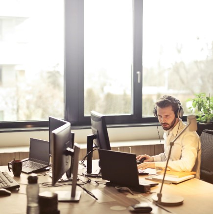 Iemand aan het werk op de helpdesk