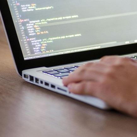 Iemand aan het programmeren op een laptop
